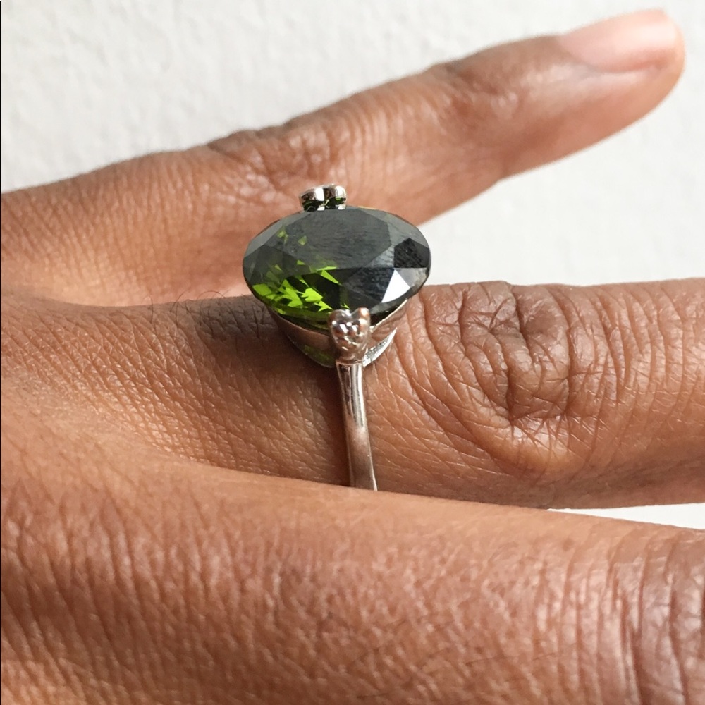 Green Stone Silver Tone Ring - image 1